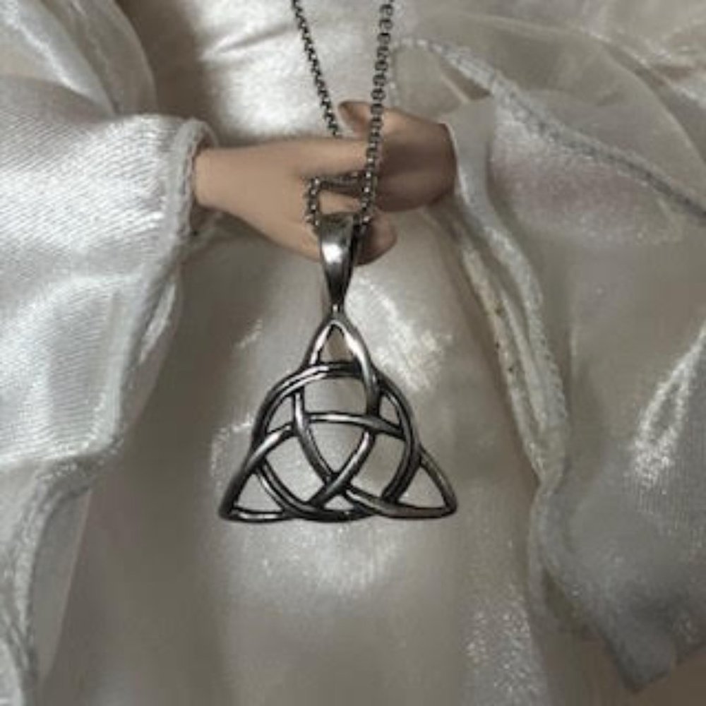 Sterling Silver Celtic Design on 18" silver necklace